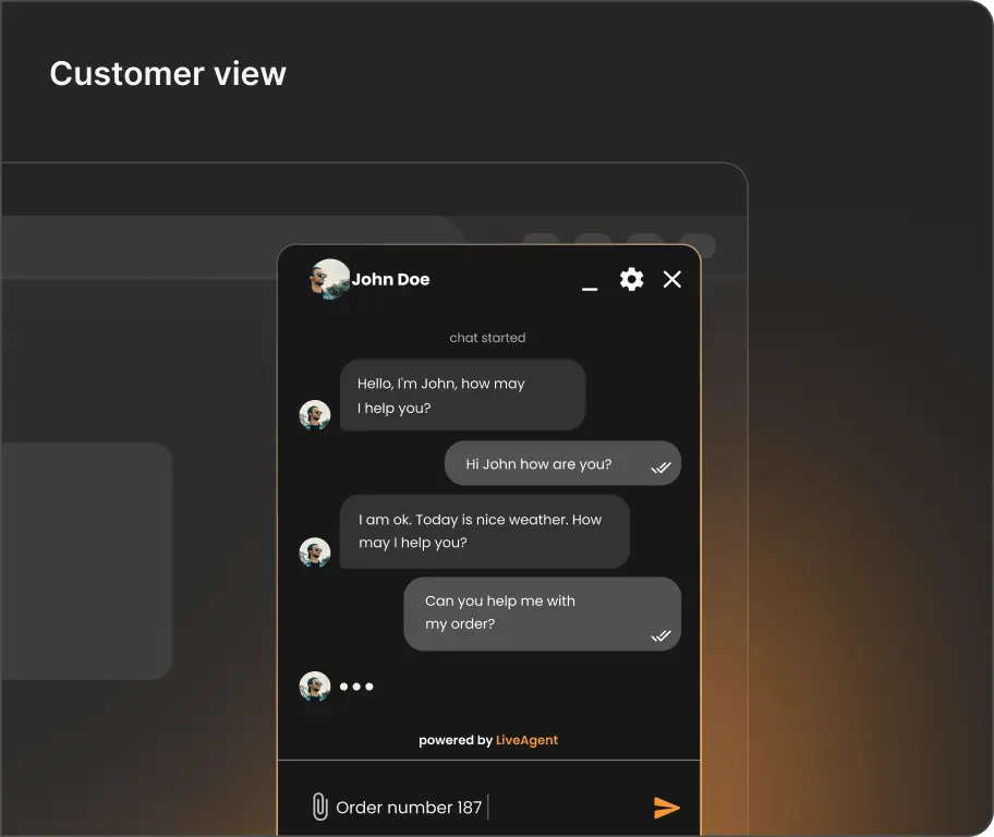 Customer na gumagamit ng live chat software sa isang website