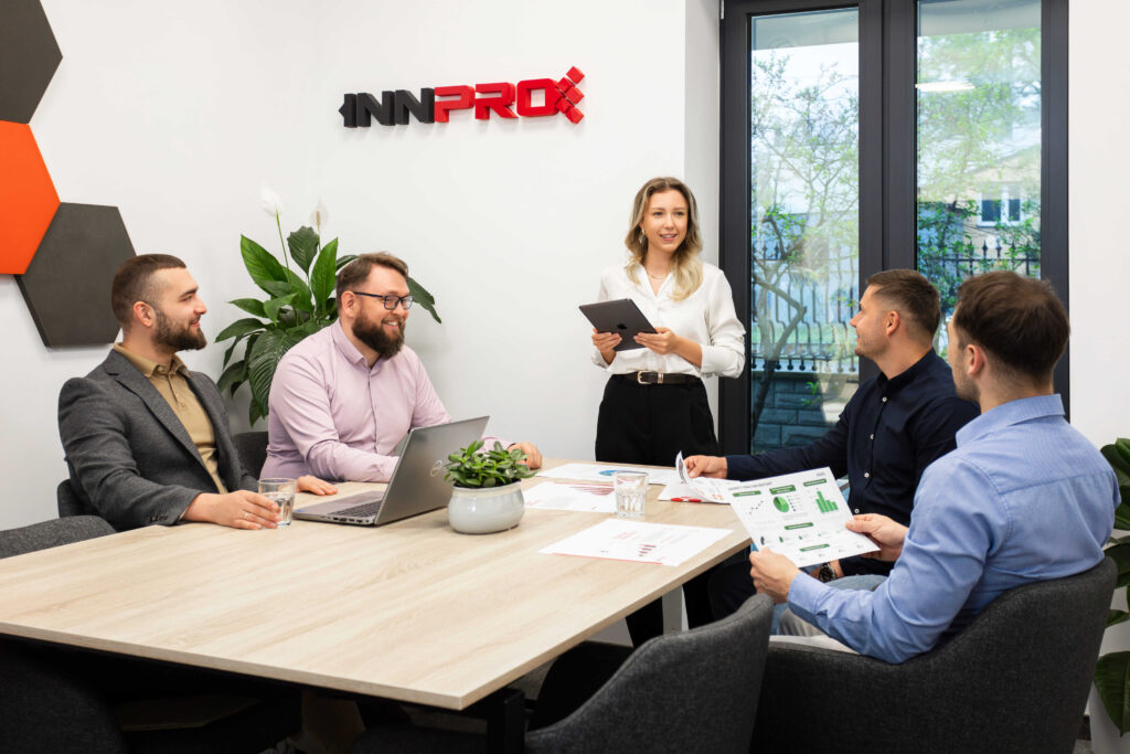 Ang koponan ng INNPRO sa office setting