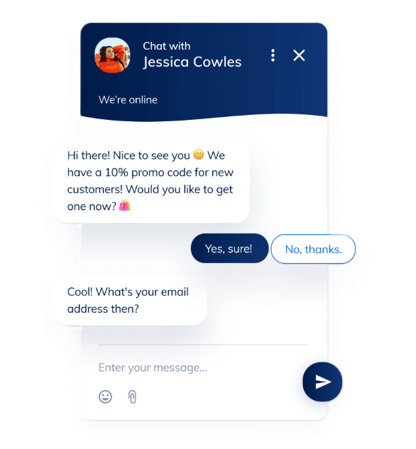 Ang live chat interface na nag-aalok ng promo code at humihiling ng email ng user